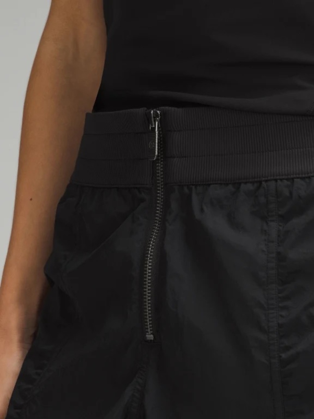 Front-Zip Mid-Rise Ruched Crop - Picture 4 of 8